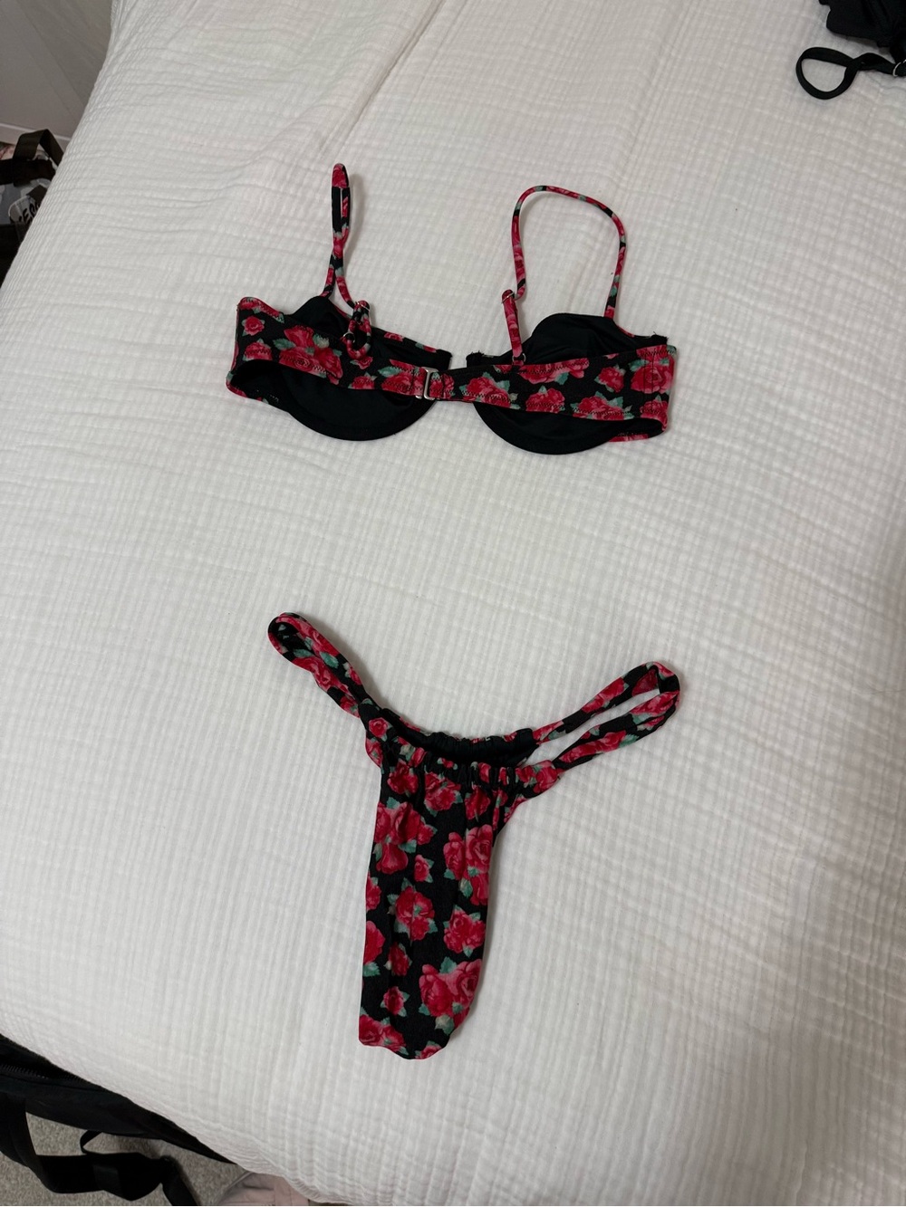 Rose Print Underwire Bikini Set - Black with Red Roses - Picture 3 of 4
